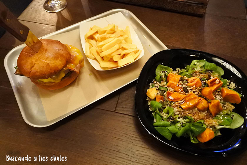 Ensalada y hamburguesa en BrewDog Barcelona