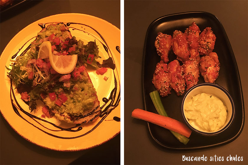 Tostada de aguacate y alitas de pollo en Mikkeller Bar Barcelona