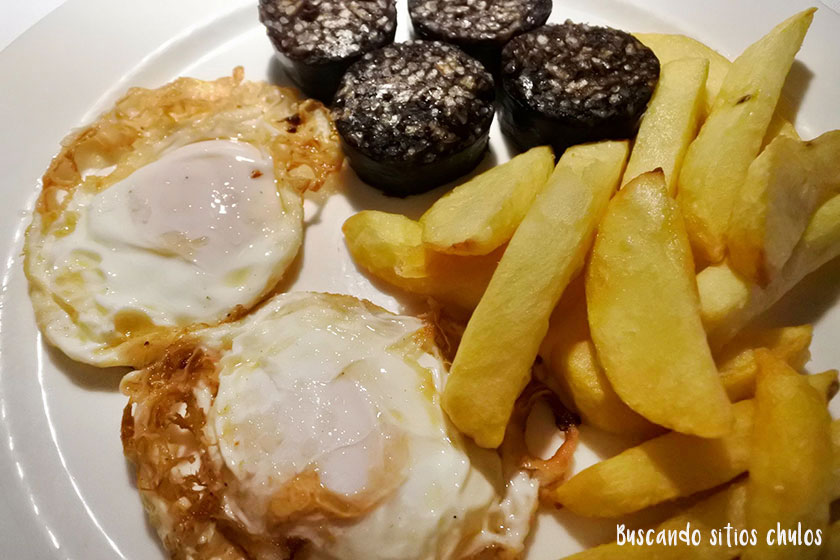Huevos fritos ecológicos con morcilla de Burgos