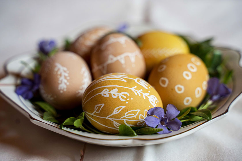 Pintar huevos de Pascua